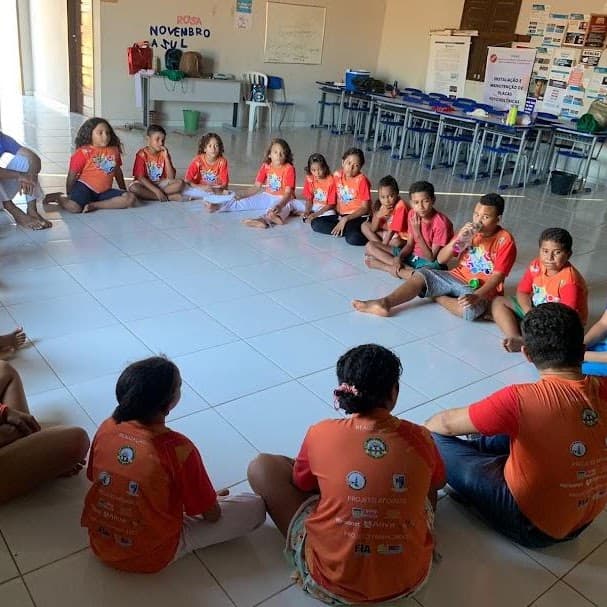 Crianças e educadores reunidos em roda durante atividade do projeto FFC